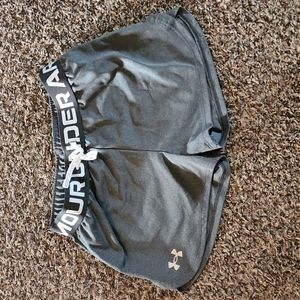 Girls Under Armour shorts size youth medium